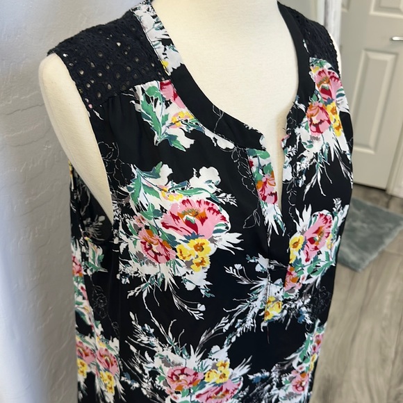 DR2 Black w Shoulder Interest Detail Ladies V Neck Sleeveless Top - Picture 3 of 6